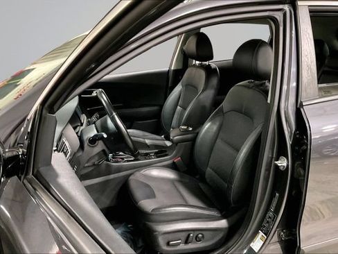 Used 2018 Kia Niro EX w/ Option Group 020 FWD image 25