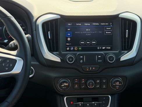 Used 2023 GMC Terrain SLT w/ Infotainment Package II FWD image 10