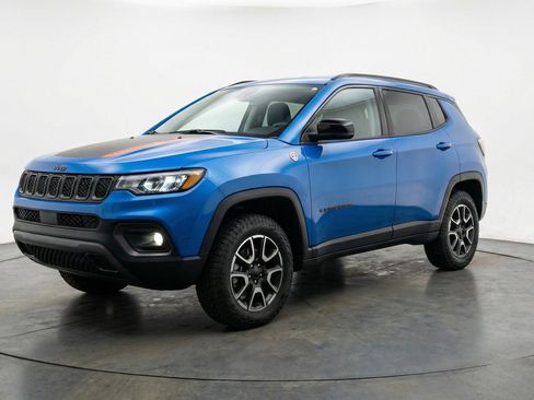 Used 2025 Jeep Compass Trailhawk AWD/4WD image 3
