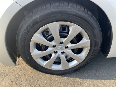 Used 2025 Toyota Corolla LE image 31