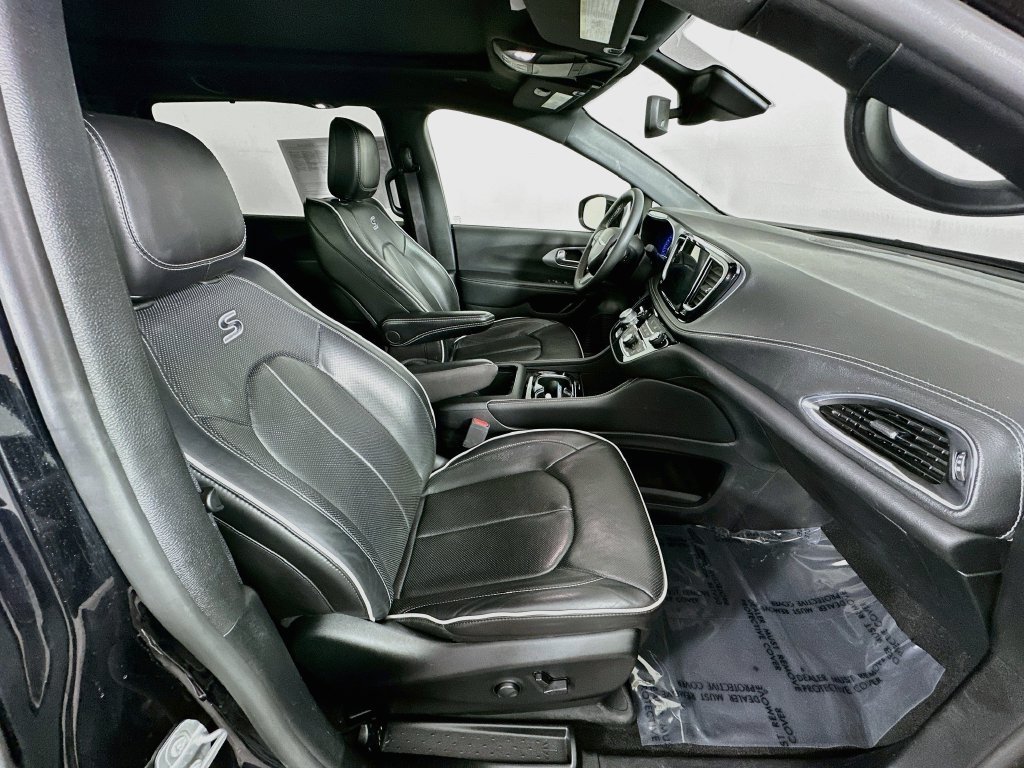 Certified 2025 Chrysler Pacifica Limited FWD image 39
