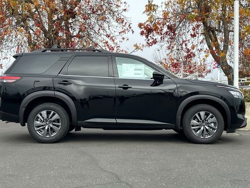 New 2025 Nissan Pathfinder SV image 3