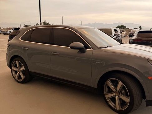 Certified 2024 Porsche Cayenne AWD/4WD image 6
