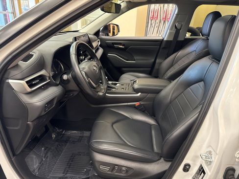 Used 2022 Toyota Highlander XLE image 4