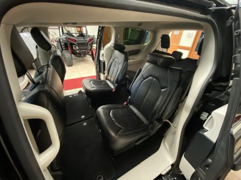 Used 2022 Chrysler Pacifica Touring-L FWD image 11