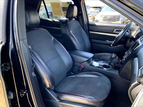 Certified 2018 Ford Explorer XLT w/ Equipment Group 202A image 9