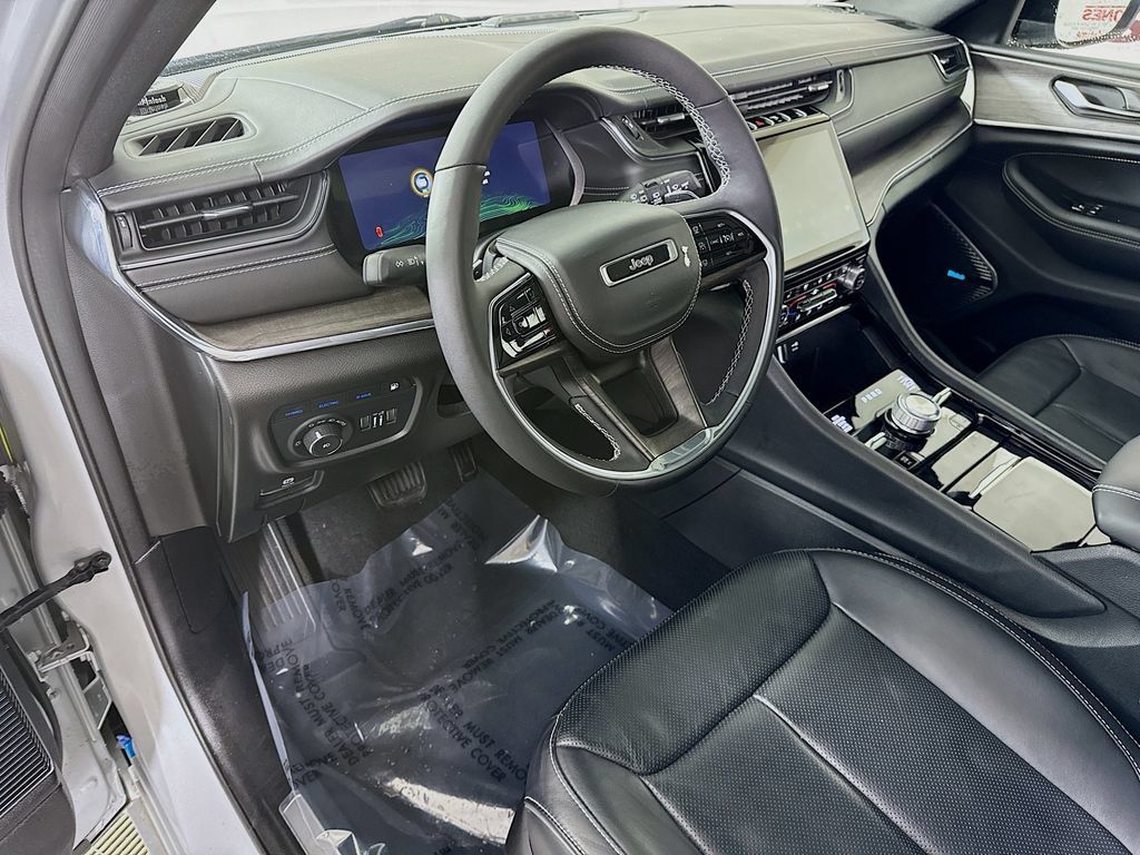 Used 2023 Jeep Grand Cherokee Overland AWD/4WD image 19