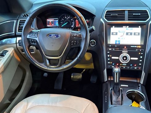 Used 2017 Ford Explorer Limited image 12