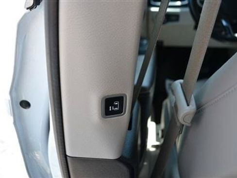 Used 2021 Chrysler Pacifica Touring-L FWD image 21