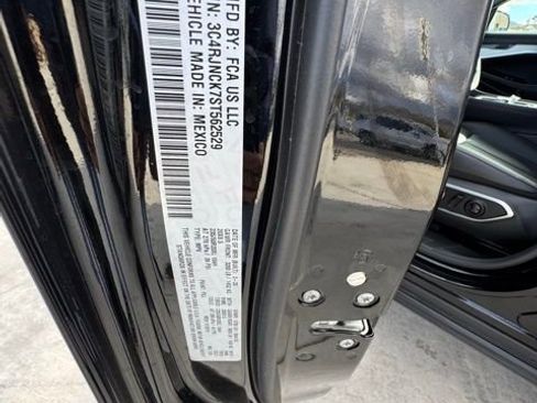 Used 2025 Jeep Wagoneer S Limited image 32