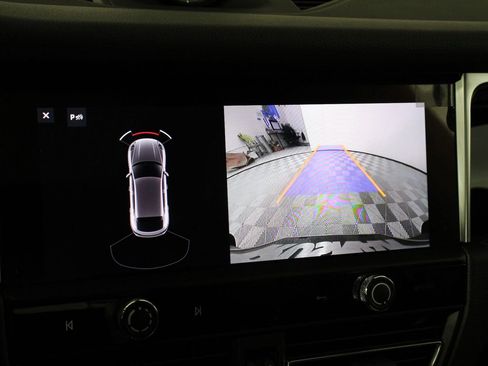 Certified 2024 Porsche Macan image 17