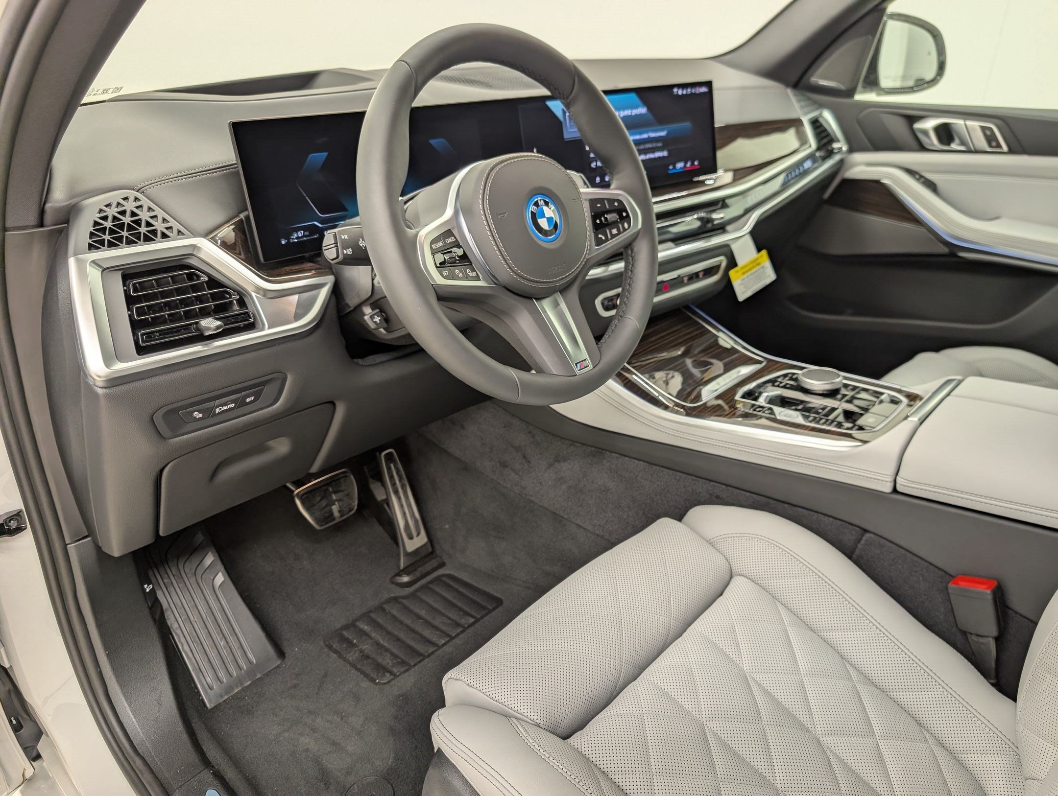 New 2026 BMW X5 xDrive50e w/ M Sport Package AWD/4WD image 4