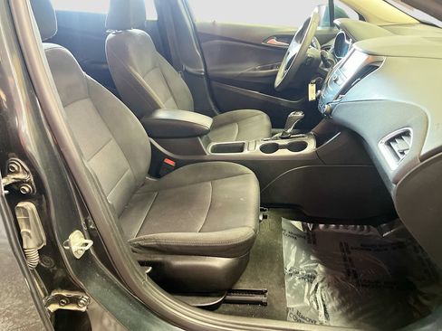 Used 2018 Chevrolet Cruze LT FWD image 25