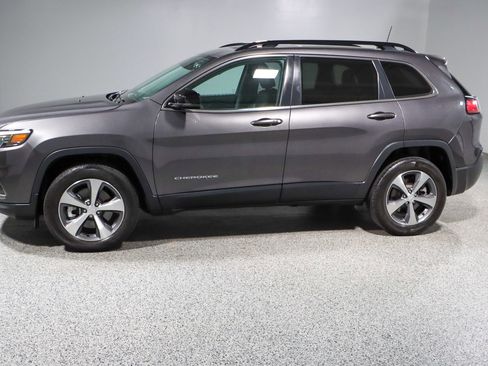 Used 2022 Jeep Cherokee Limited w/ Sun & Sound Group AWD/4WD image 10