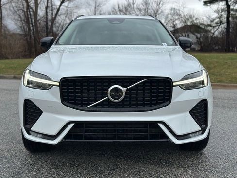 Used 2023 Volvo XC60 B5 Plus image 2