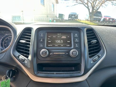 Used 2017 Jeep Cherokee Sport image 16