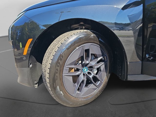 Used 2024 BMW iX xDrive50 w/ Premium Package AWD/4WD image 32
