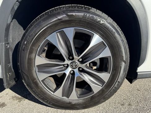 Used 2022 Toyota Highlander XLE image 11