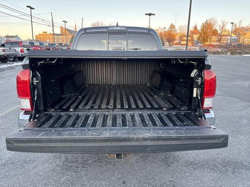 Used 2017 Toyota Tacoma SR5 image 5