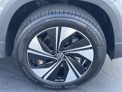 Used 2025 Volkswagen Taos SE AWD/4WD image 12