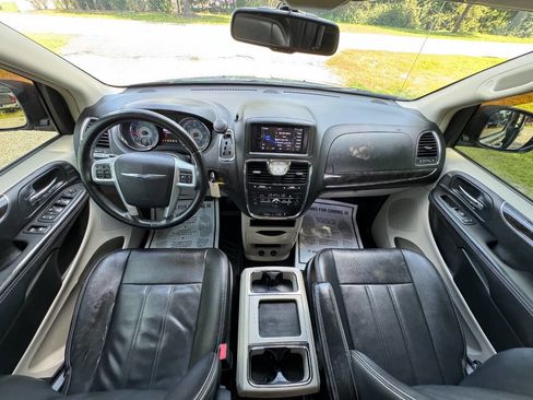 Used 2013 Chrysler Town & Country Touring image 17