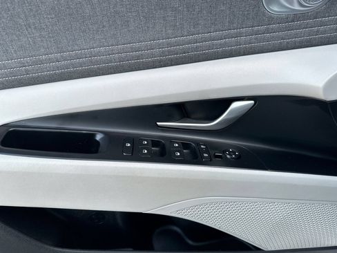 Used 2025 Hyundai Elantra Limited FWD image 13