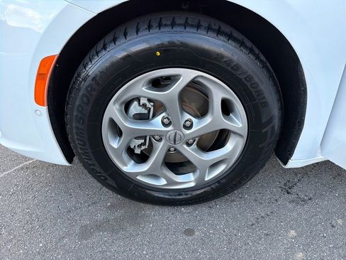 Used 2022 Chrysler Pacifica Limited image 27