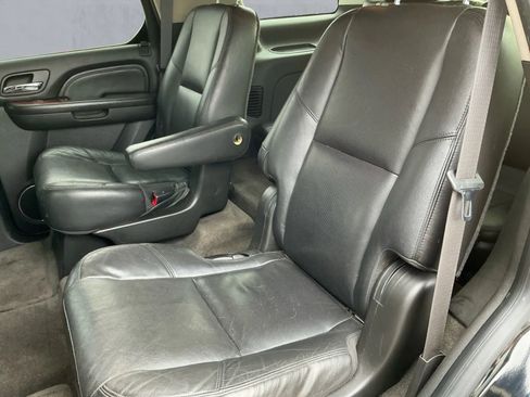 Used 2010 Cadillac Escalade Premium image 13