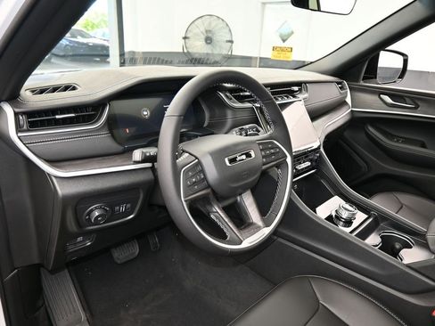 Used 2025 Jeep Grand Cherokee Limited image 10