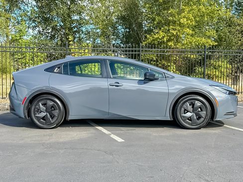Used 2025 Toyota Prius LE FWD image 2