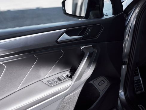 Used 2024 Volkswagen Tiguan SE R-Line image 19