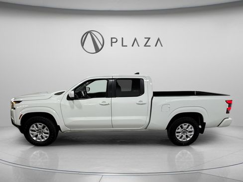 Used 2022 Nissan Frontier SV w/ Technology Package image 2
