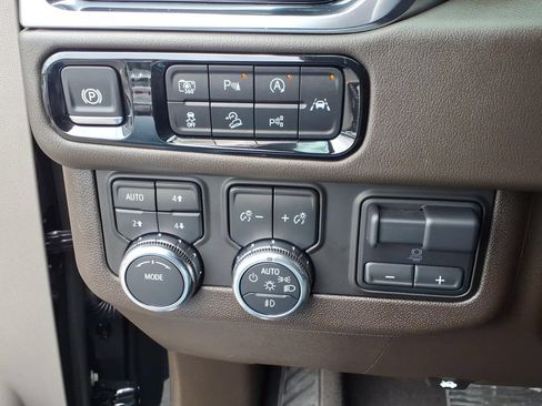 Used 2025 GMC Yukon Elevation w/ Elevation Premium Package AWD/4WD image 39
