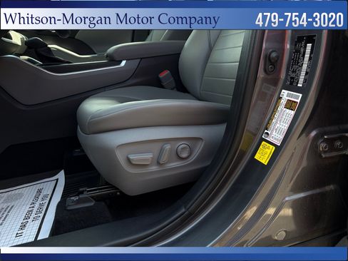 Used 2022 Toyota Highlander XLE AWD/4WD image 17
