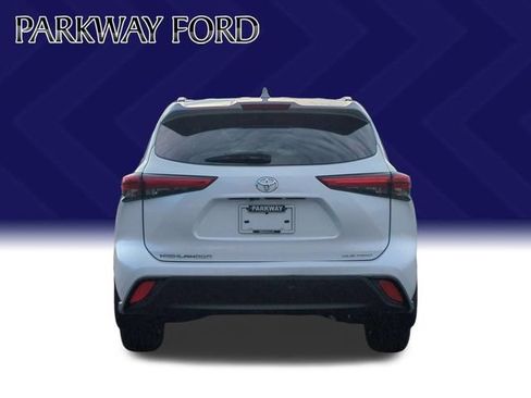 Used 2023 Toyota Highlander XLE AWD/4WD image 4