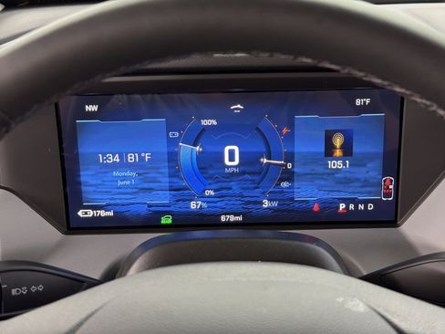 Used 2027 Chevrolet Bolt RS w/ Technology Package FWD image 19