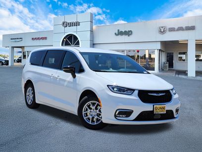 New 2026 Chrysler Pacifica Select