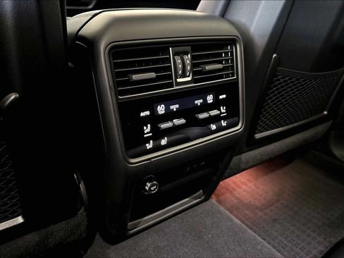 Used 2026 Porsche Cayenne AWD/4WD image 30