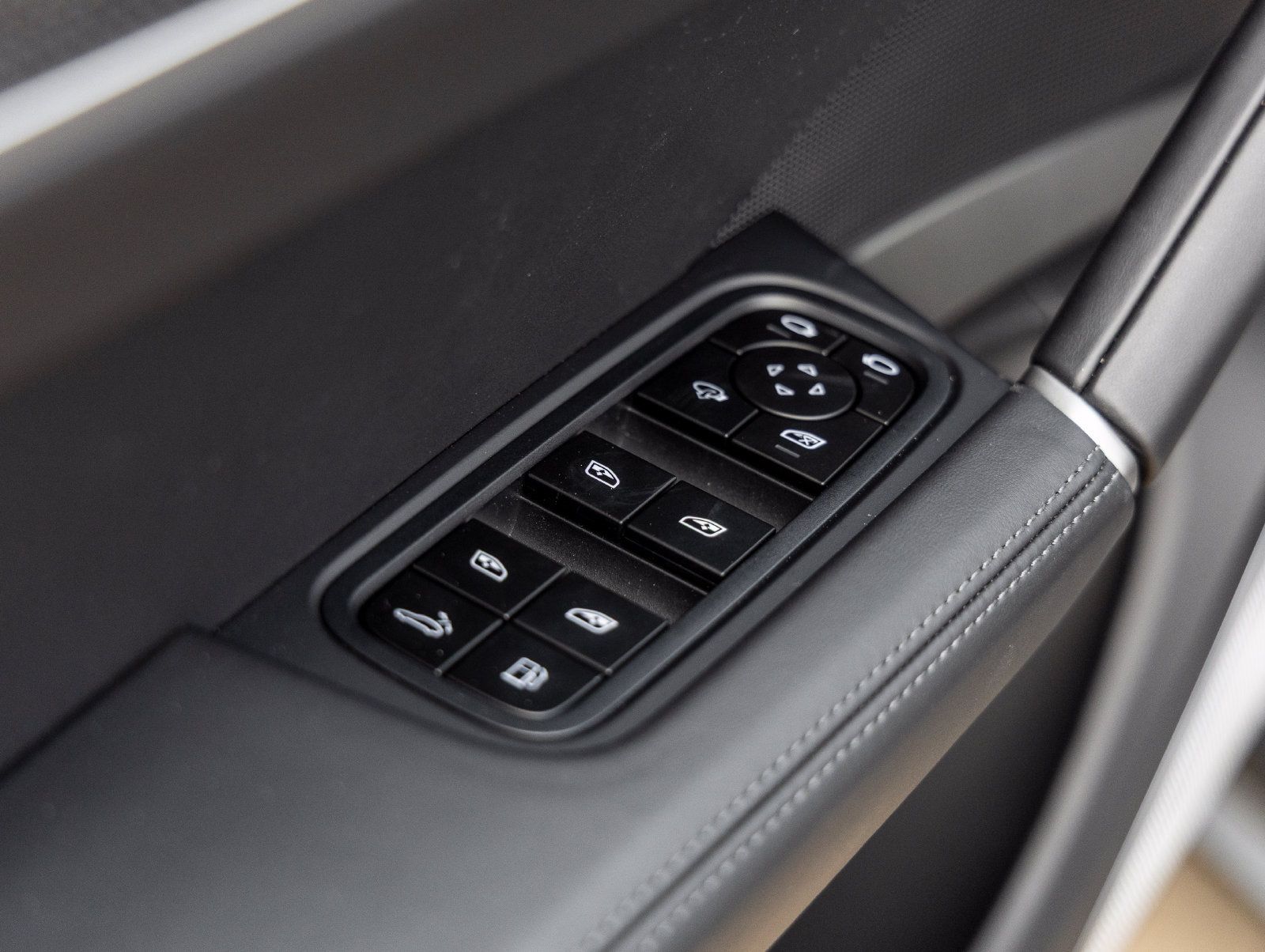 Certified 2025 Porsche Cayenne Turbo AWD/4WD image 20