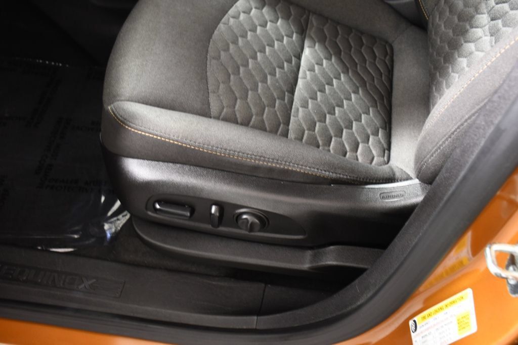 Used 2018 Chevrolet Equinox LT FWD image 16
