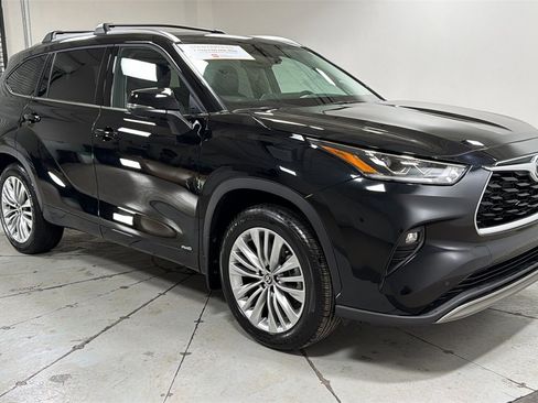 Certified 2025 Toyota Highlander Platinum image 3
