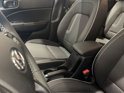 New 2025 Hyundai Venue Limited FWD image 5