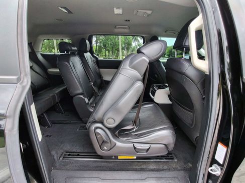 Used 2022 Kia Carnival EX FWD image 40