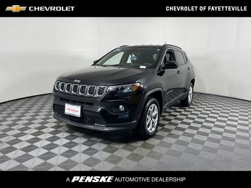Used 2025 Jeep Compass Latitude AWD/4WD image 1