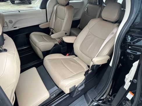 Used 2023 Toyota Sienna Limited image 15