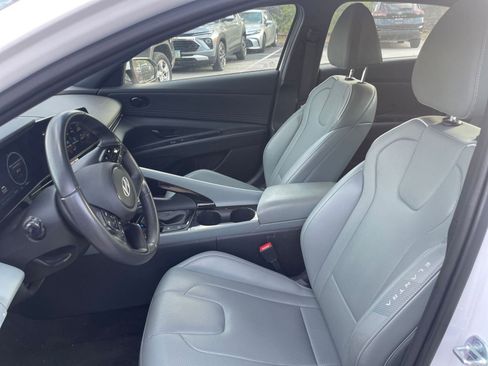 Used 2025 Hyundai Elantra Limited image 24