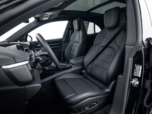 Certified 2025 Porsche Macan 4S Electric AWD/4WD image 5