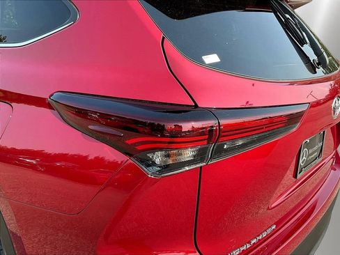 Used 2025 Toyota Highlander XLE FWD image 25