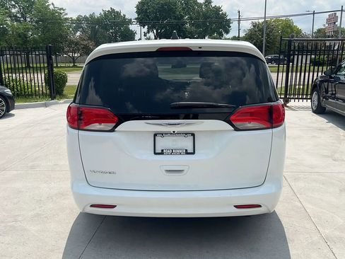 Used 2022 Chrysler Voyager LX image 6