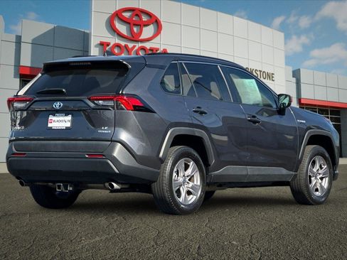 Used 2021 Toyota RAV4 LE image 3